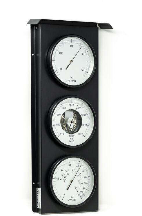ZEIT-Sonderedition »Außenwetterstation« zeigt Temperatur, Luftfeuchtigkeit und Barometer in einem schwarzen Edelstahlgehäuse mit drei weißen Zifferblättern.