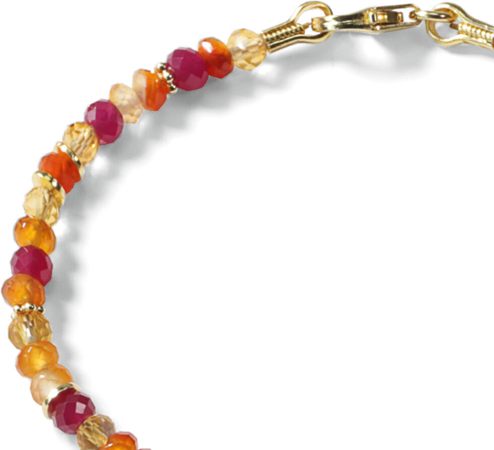 Nahaufnahme eines Schmucksets »Annabelle« von Ars mundi, bestehend aus einer feinen Gliederkette aus vergoldetem 925er-Sterlingsilber mit Zitrin-, Karneol- und Korund-Elementen in gelblichen, rötlichen und goldfarbenen Tönen, filigranes Design, hochwertig verarbeitet.