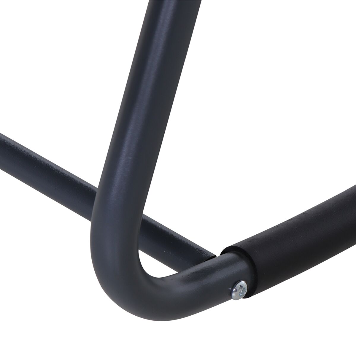 Nahaufnahme eines schwarzen Metallgestells der Swingliege »Aliano«. Das Bild zeigt das abgerundete, stabile Rohrgestell, das zur modernen, minimalistischen Gestaltung und Robustheit des Gartenmöbels beiträgt.
