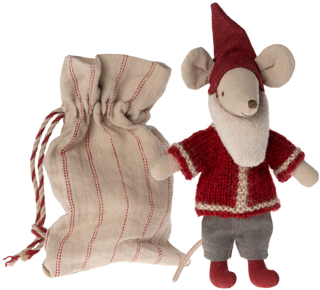 Ein niedliches Stofftier in der Form einer Maus, gekleidet als Weihnachtsmann mit rotem Mantel und Mütze. Die Maus steht neben einem beigen Stoffbeutel mit roten Streifen.