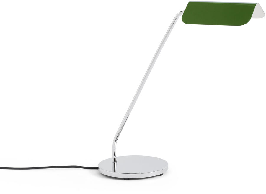 Bild einer modernen Tischlampe namens »Apex Lampe Desk« mit einem minimalistischen Design. Die Lampe hat einen grünen Schirm, einen silbernen Ständer und einen runden Sockel mit einem schwarzen Kabel.