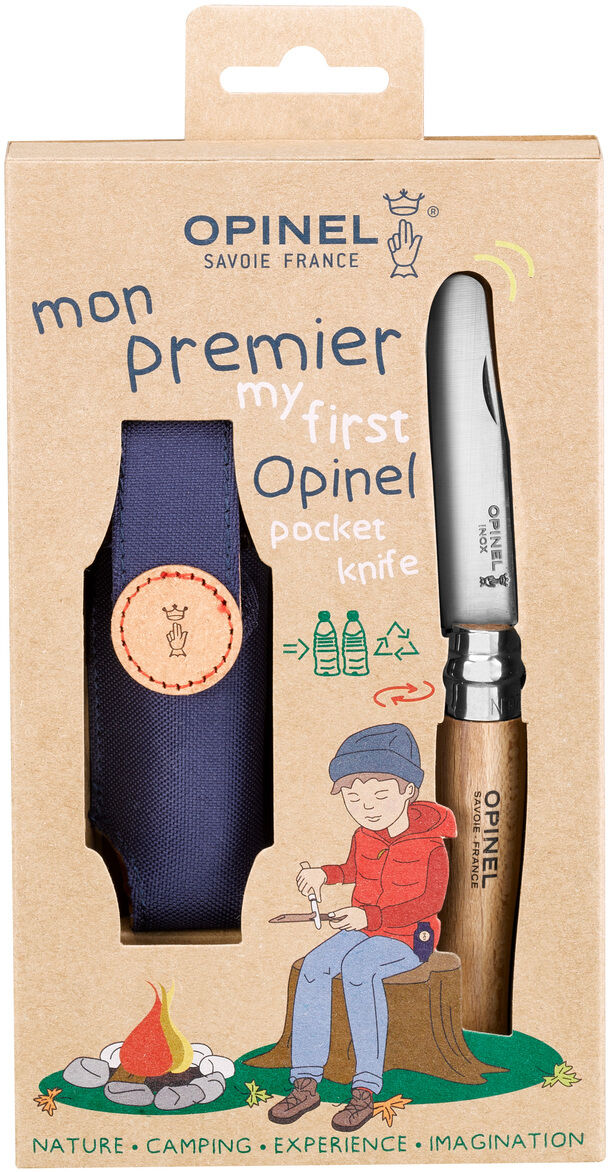 Ein Kindermesser Opinel No 07 mit Etui in einer Verpackung. Die Verpackung ist beige mit einer Illustration eines Kindes, das ein Messer hält, und zeigt das Messer mit einem blauen Etui daneben. Das Messer hat einen Holzgriff und eine Edelstahlklinge.