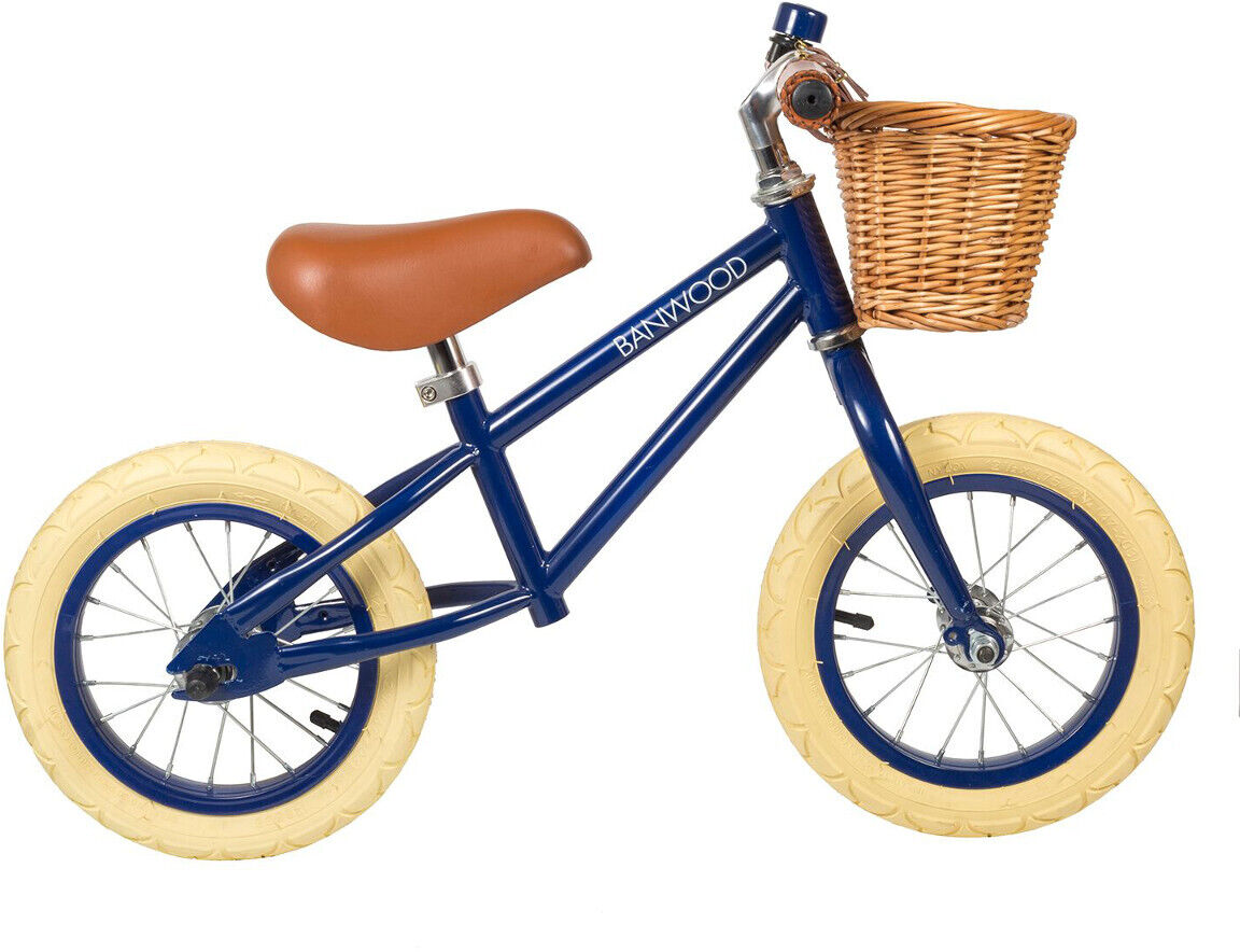 Retro-Laufrad mit Körbchen in Blau. Das Laufrad hat einen braunen Sattel und beige Räder. Das Körbchen ist aus Korbgeflecht und ist am Lenker angebracht.