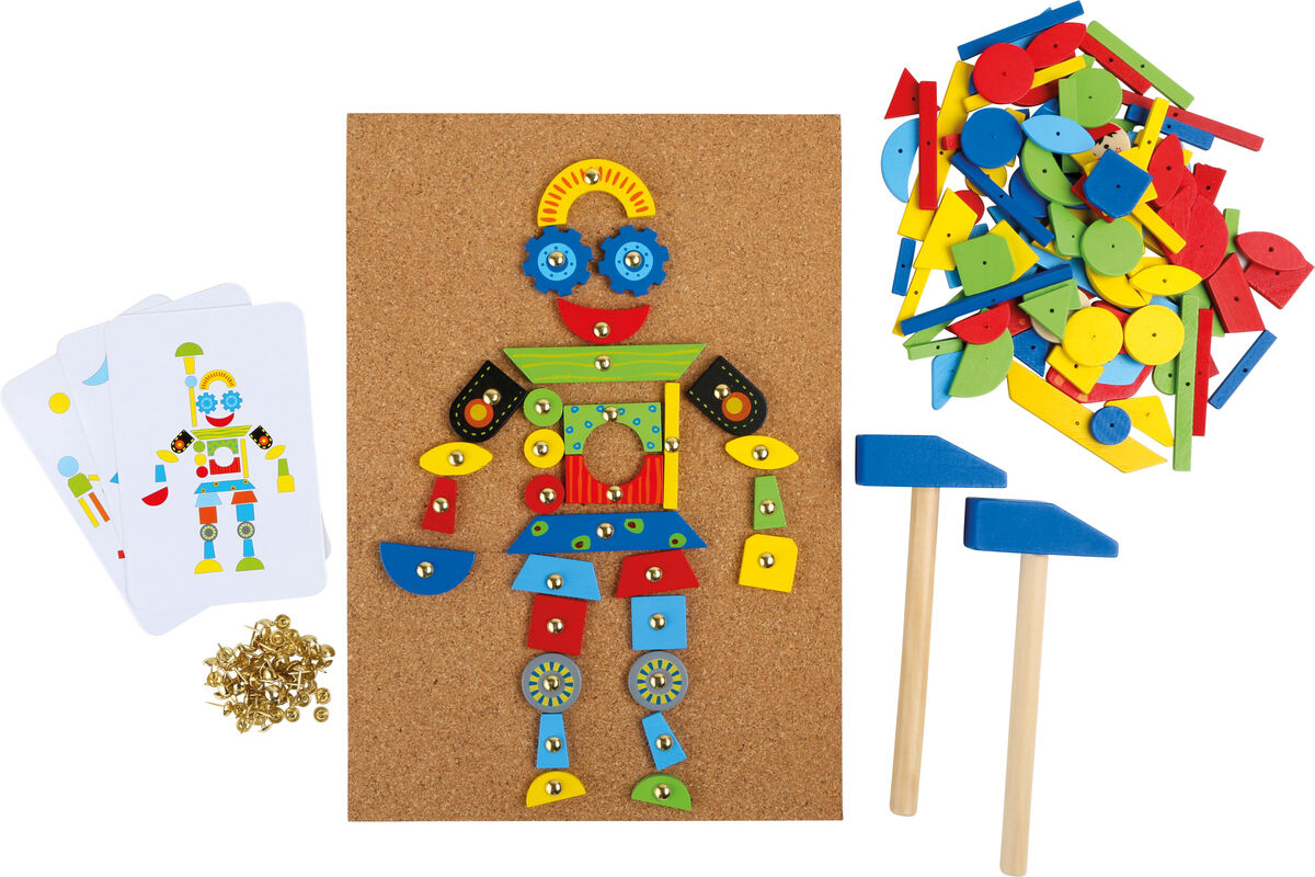 Hämmerchenspiel mit einer Korkplatte, auf der ein farbenfrohes Mosaikmuster befestigt ist. Es gibt zwei Hämmer, bunte Holzteile in verschiedenen Formen und Farben, goldene Nägel und Musterkarten. Ideal für Kinder zur Förderung der Kreativität und Feinmotorik.