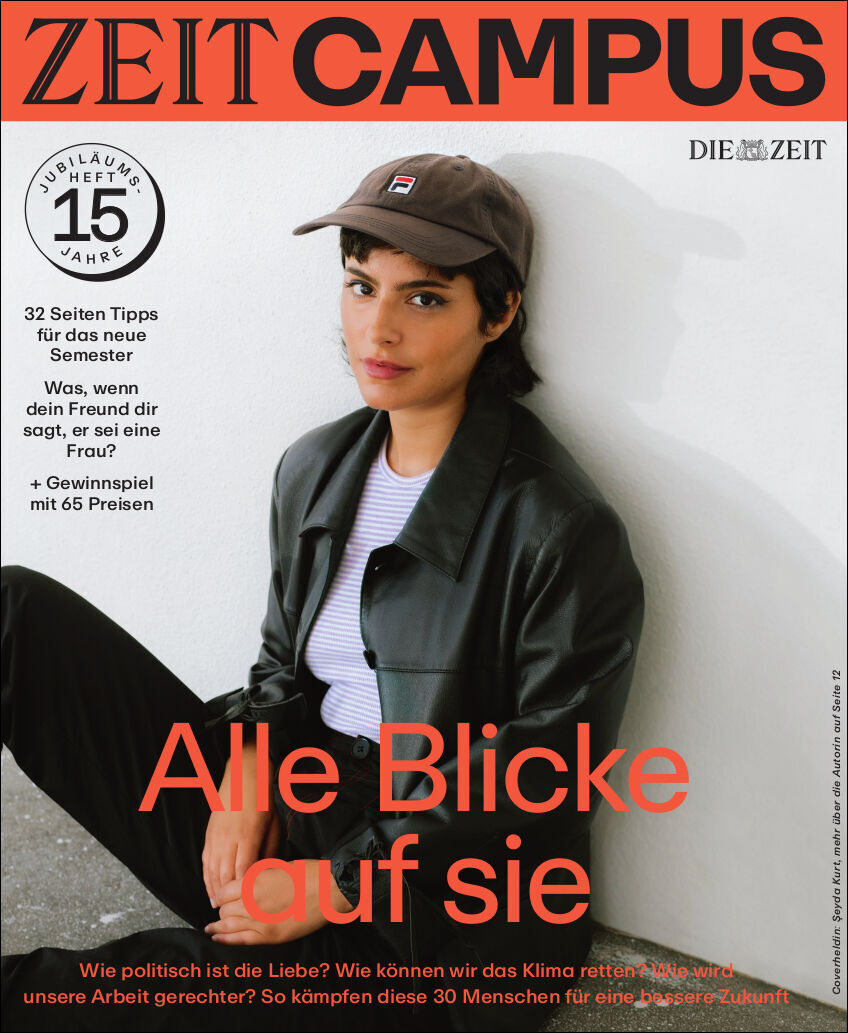 Cover der Zeitschrift ZEIT CAMPUS 5/21 mit dem Titel 'Alle Blicke auf sie'. Eine junge Frau in einer schwarzen Lederjacke und einer schwarzen Mütze sitzt und blickt direkt in die Kamera. Oben links ist ein Button mit dem Text 'Jubiläums-Heft 15 Jahre' und seitlich ist ein Text zum Inhalt der Ausgabe zu sehen.