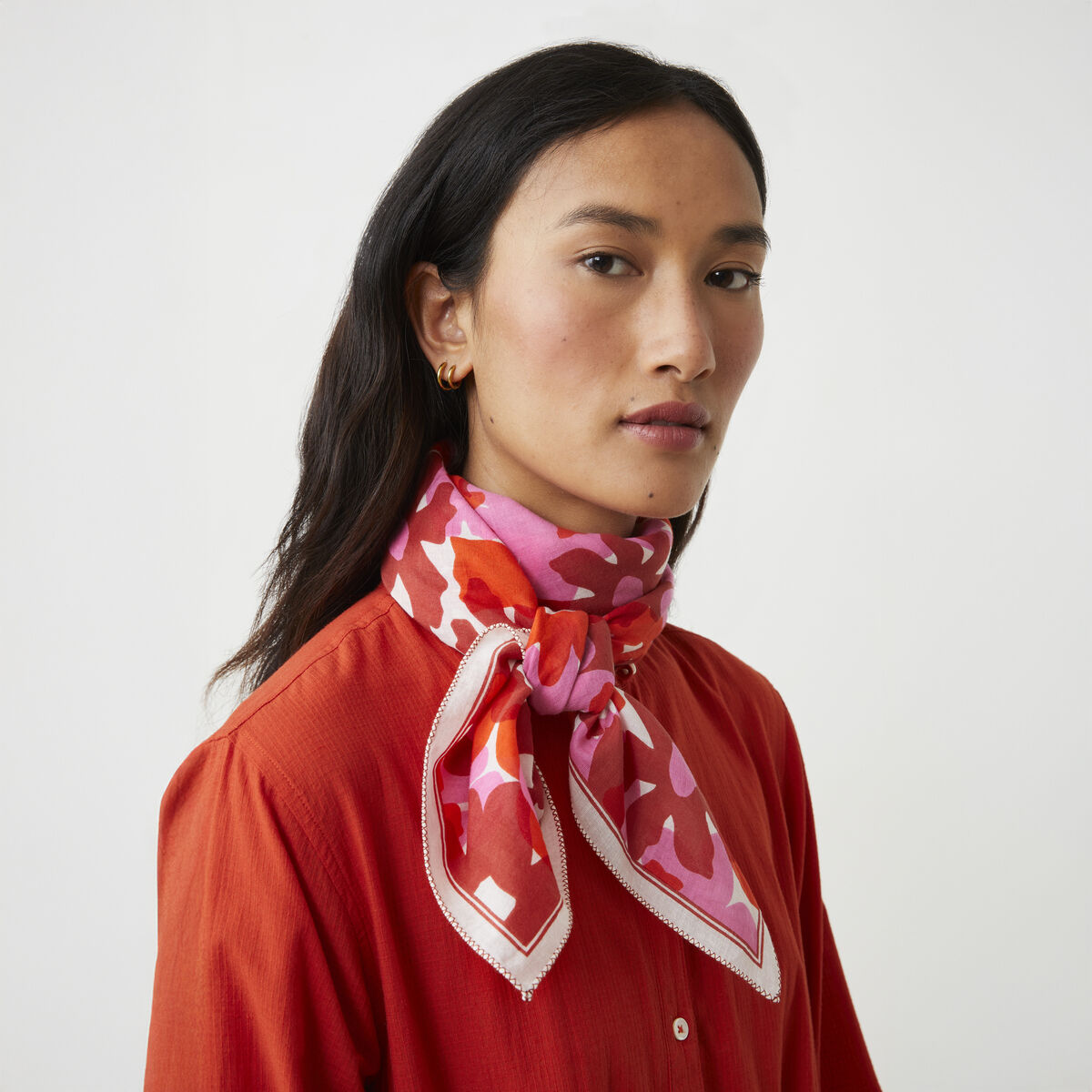 Quadratisches Baumwolltuch »No. 819« von MOISMONT mit zartem Seerosenmuster, pastelligen Farben wie Weiß, Grün, Rosa, Blau und Gelb, poetischem dreifarbigen Effekt, weißem Rand und fein gearbeiteten Zickzack-Fransen, wirkt leicht und elegant, 90 x 90 cm groß.