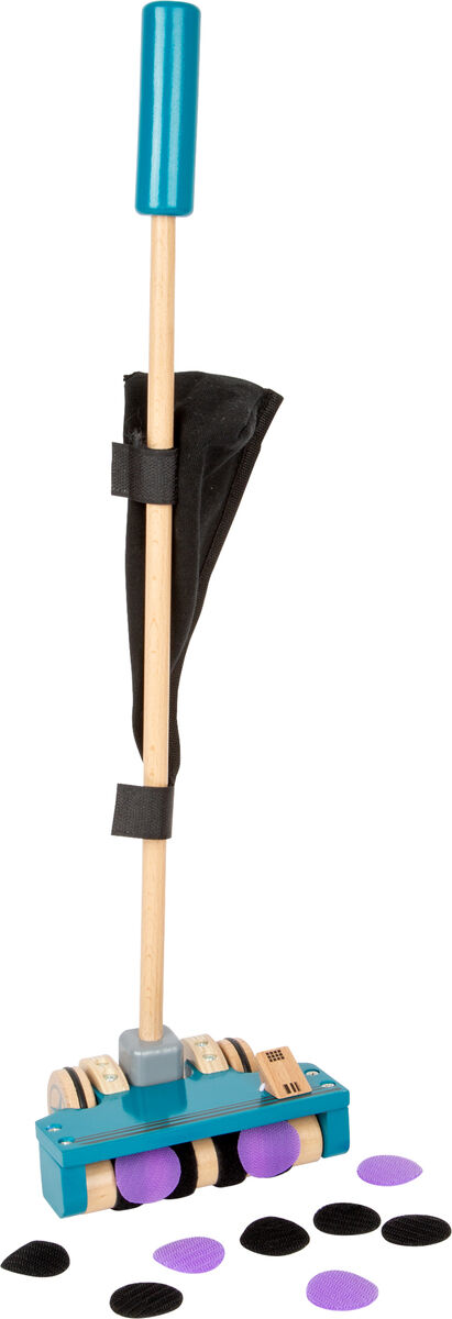 Schiebespielzeug in Form eines Staubsaugers aus Holz mit blauem Griff und schwarzem Staubsack. Lila und schwarze Spielscheiben sind daneben zu sehen.