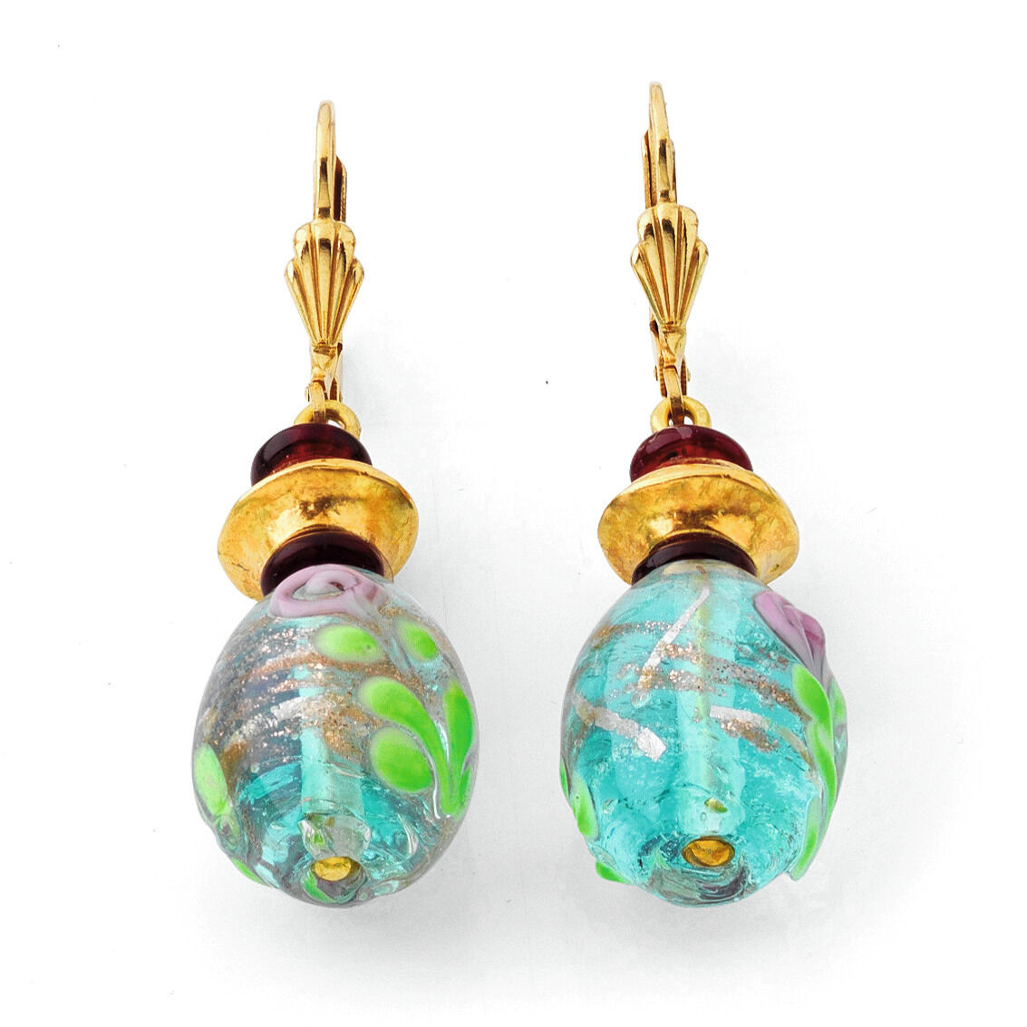 Zwei kunstvoll gestaltete Ohrringe aus Glas mit türkisfarbenen, grünen und lilafarbenen Elementen, goldfarbenen Details und floraler Verzierung, inspiriert von Monets Seerosenmotiven; geeignet als elegantes Schmuckstück für besondere Anlässe.