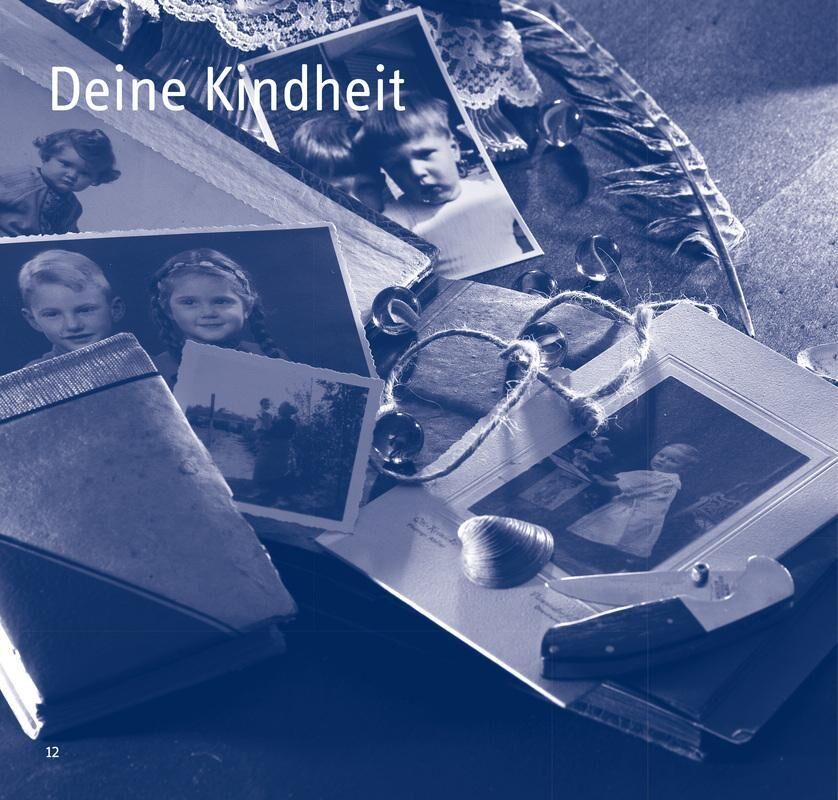 Ein Erinnerungsbuch mit der Aufschrift 'Deine Kindheit' liegt neben alten Fotos. Bilder zeigen Kindheitserinnerungen, gerahmt von einem silbernen Lesezeichen und anderen Andenken.