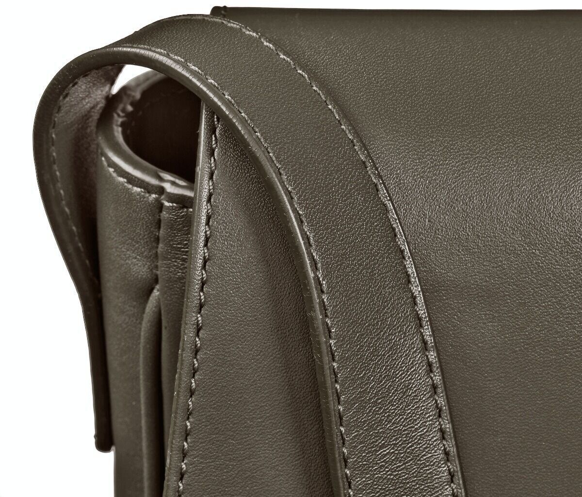 Grüne Leder-Umhängetasche in Nahaufnahme. Hochwertige Verarbeitung mit steppgenähten Details und minimalistischem Design.