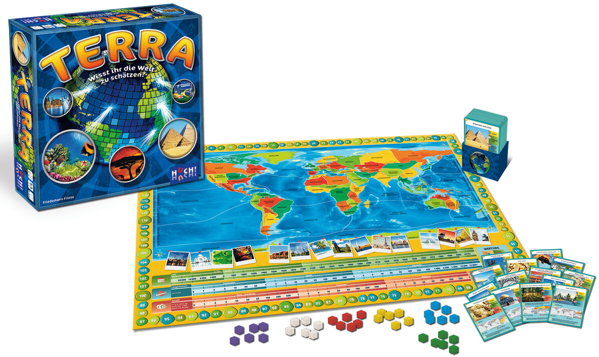 Auf dem Bild ist das Familienspiel »Terra« von HUCH! zu sehen. Die Verpackung zeigt den Titel bunt, daneben liegt ein großes, farbenfrohes Spielfeld mit Weltkarte, vielen Chips in unterschiedlichen Farben, Kartenstapeln und einer grünen Box für Karten.