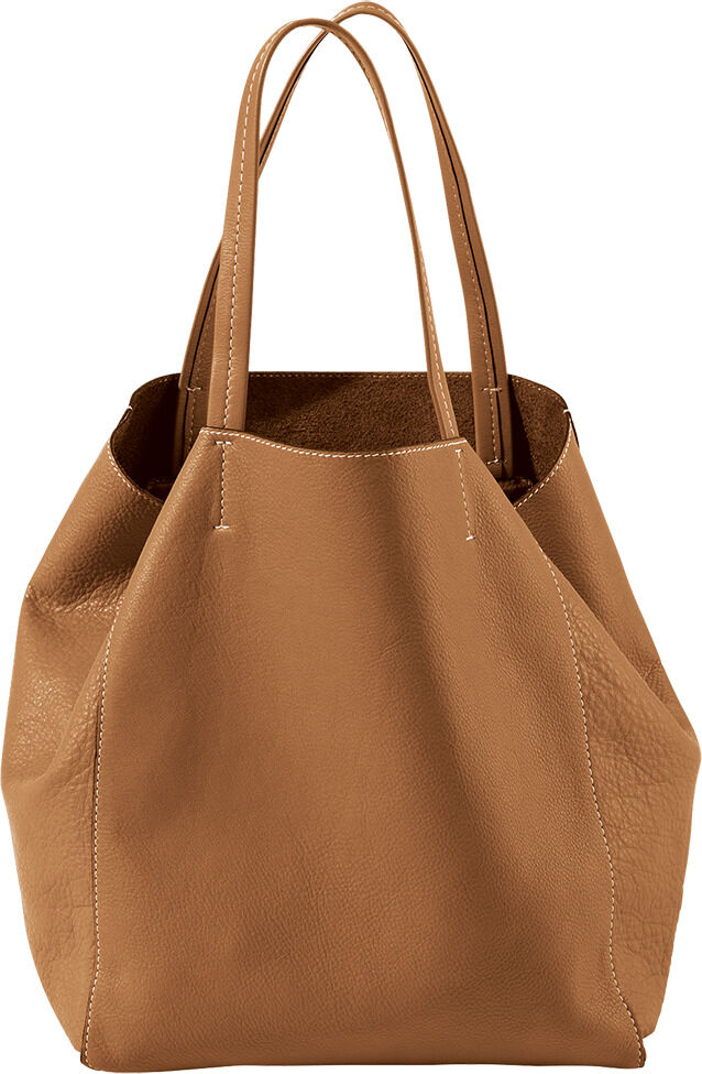 Handgefertigte Ledertasche ZEIT-Tasche »Cep« in der Farbe Cognac, aus weichem, hochwertigem Rindsleder. Die geräumige Henkeltasche mit sichtbarer feiner Naht, minimalistischem Design und zwei längeren Henkeln, steht frei vor weißem Hintergrund.