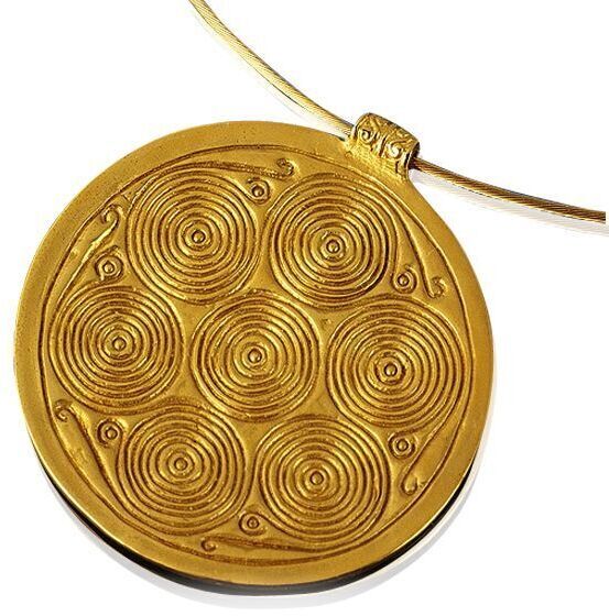 Goldfarbene, kreisförmige Halskette mit spiralförmigem Muster auf dem Anhänger, elegant und hochwertig verarbeitet.