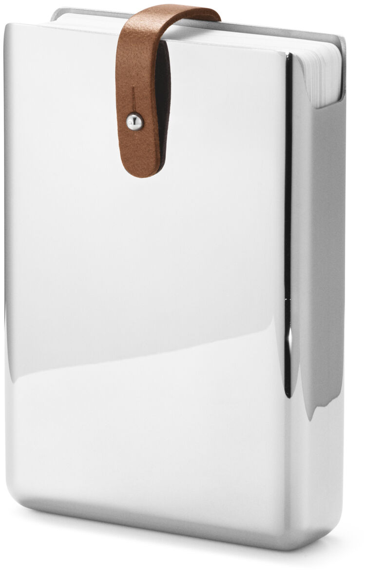 Ein elegantes Kartenspiel namens »Sky« in einem glänzenden, silbernen Metallgehäuse mit einer braunen Lederschlaufe als Verschluss. Das Design ist schlicht und modern.