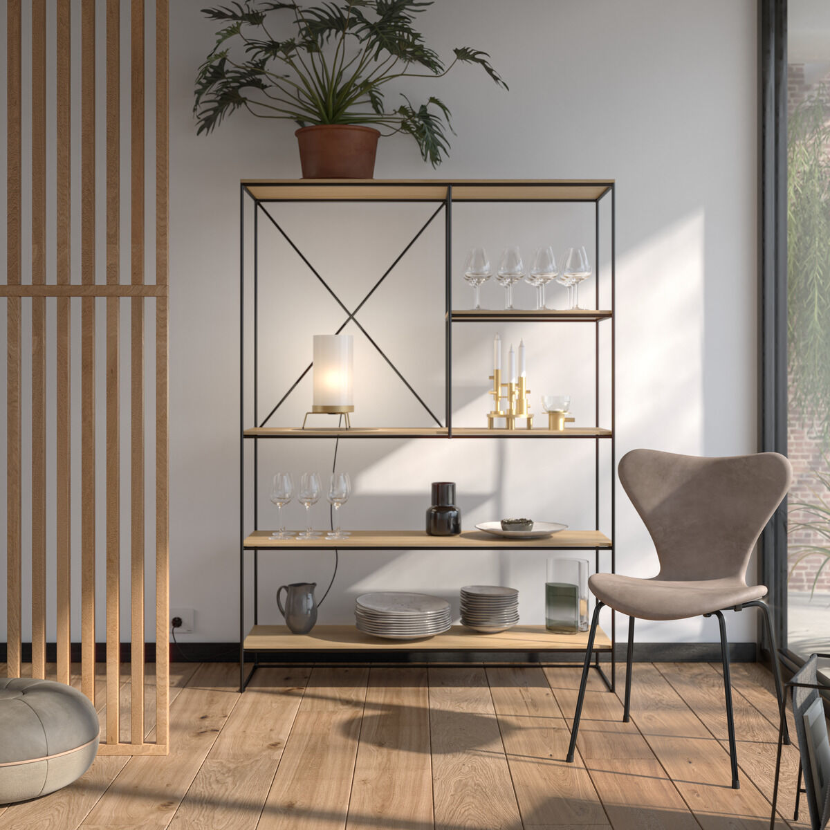 Ein moderner Esszimmerstuhl »3107« von Arne Jacobsen, bestehend aus einer schlichten Sitzfläche in Beige und vier Stahlbeinen. Der Stuhl steht in einem stilvoll eingerichteten Raum mit Holzboden, einem Bücherregal im Hintergrund, das Teller und Glaswaren beherbergt. Ein Topfpflanze steht oben auf dem Regal, und durch das große Fenster strömt natürliches Licht herein.