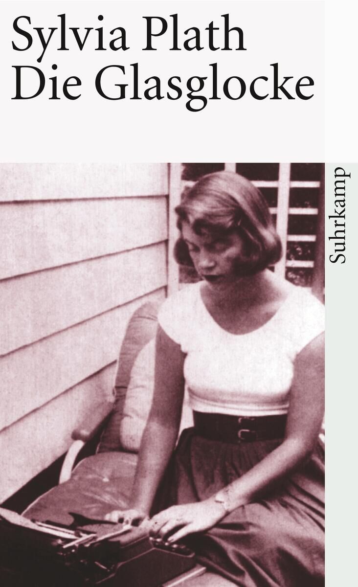 Cover des Buches 'Die Glasglocke' von Sylvia Plath, veröffentlicht vom Suhrkamp Verlag. Es zeigt eine schwarz-weiß Fotografie einer Frau in einem weißen Oberteil und einem Rock, die an einer Schreibmaschine sitzt. Der Titel und der Autorenname sind oben auf dem Cover abgedruckt.