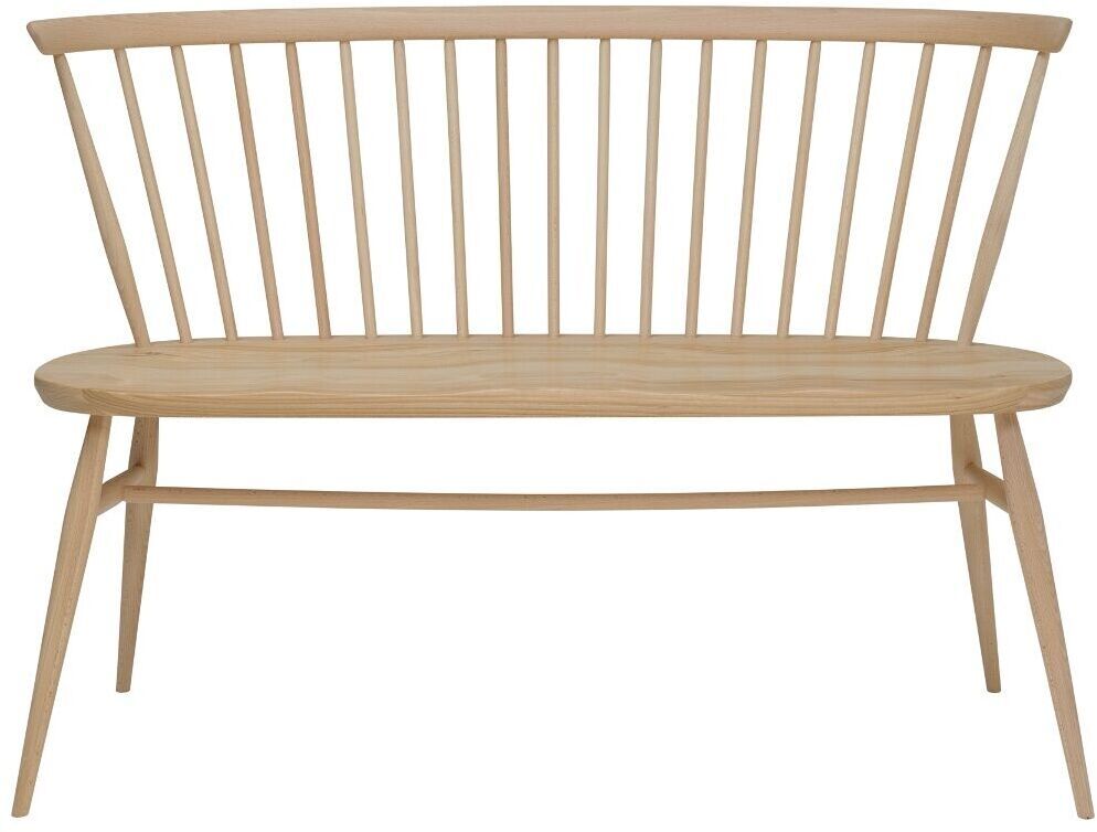ZEIT-Sonderedition »Loveseat« von Ercol. Eine minimalistische Holzbank mit schlanken, runden Holzstangen als Rückenlehne und schlichten, eleganten Linien. Geeignet für moderne Wohnräume und Inneneinrichtungen.