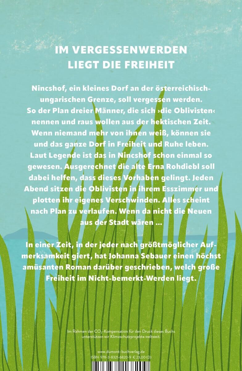 Das Buchcover zeigt eine grüne Wiese mit hohen Grashalmen im Vordergrund und einem leichten blauen Himmel im Hintergrund. In der Mitte befindet sich ein Textblock in weißer Schrift, der über die Themen Vergessen, Freiheit und Ruhe in einem kleinen österreichischen Dorf spricht.