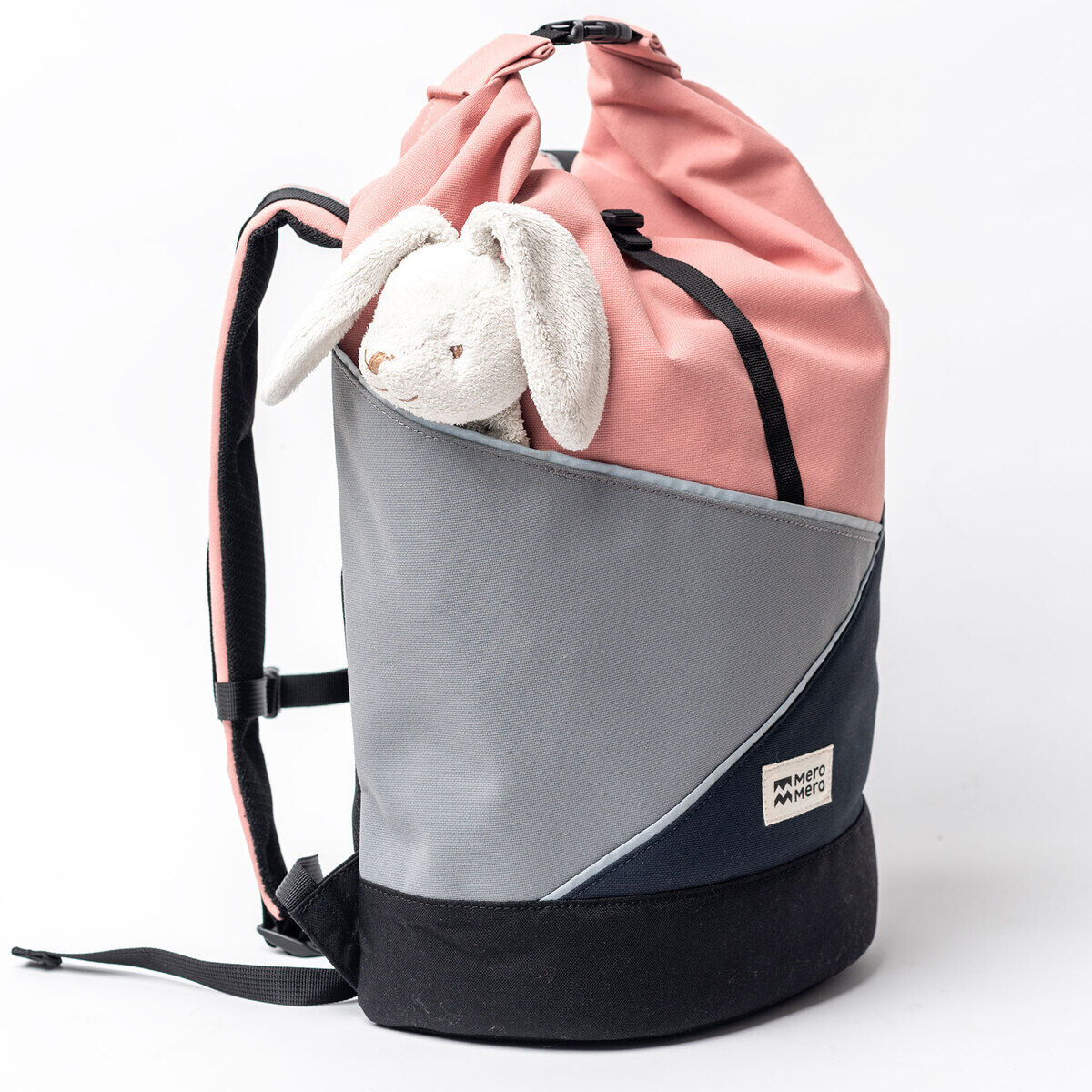Ein stilvoller Rucksack der Marke 'Popoyo' in Rosa, Grau und Schwarz mit einem weißen Plüschhasen, der aus der oberen Öffnung herausschaut. Ideal für Kinder und Eltern.