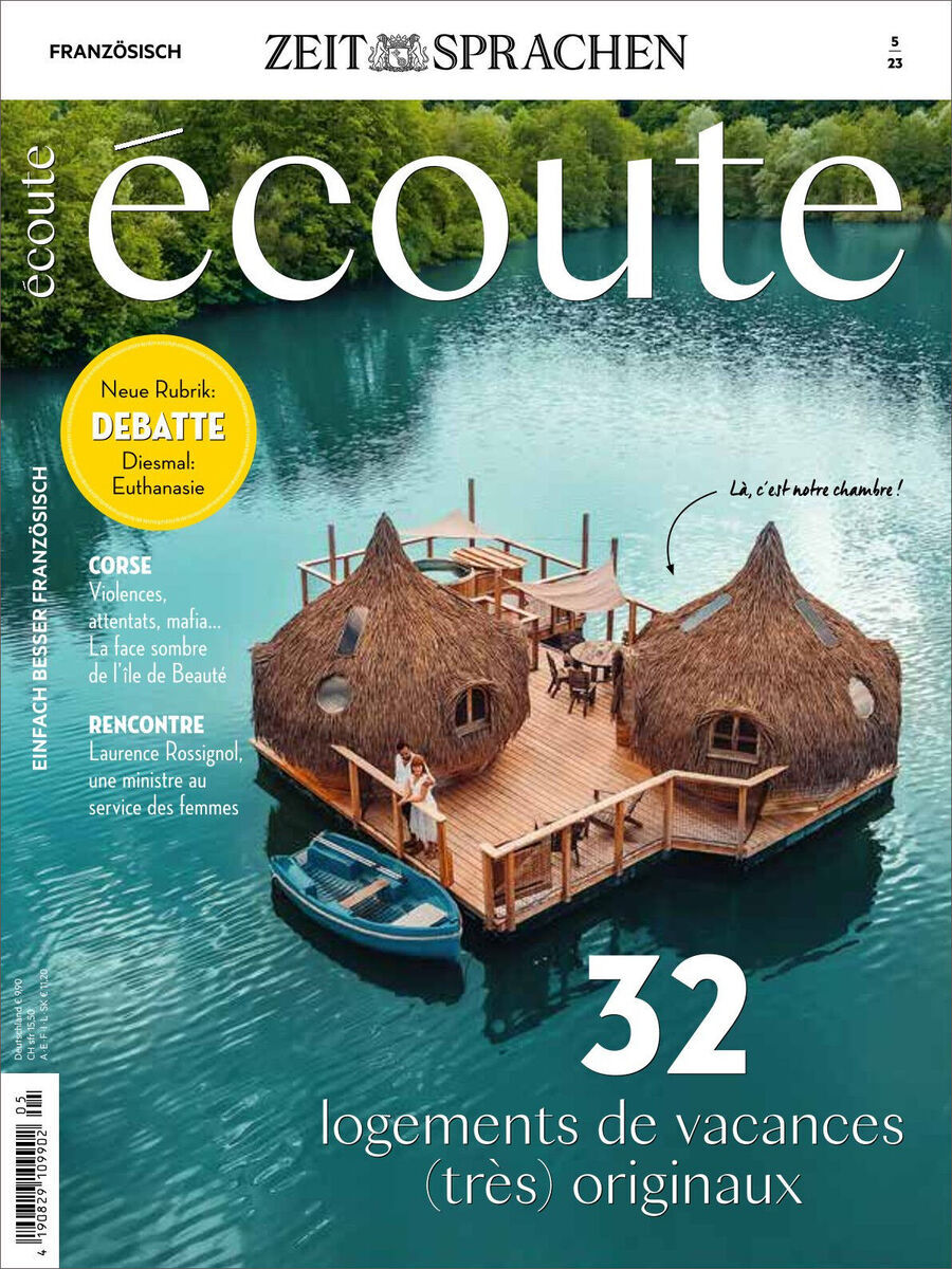 Cover des Écoute Magazins 05/2023. Im Vordergrund eine Hütte auf einem grünen See, daneben ein Boot. Titel: '32 logements de vacances (très) originaux'. Themen: Debatte über Euthanasie, Reise, Kultur, Frauen. Im Hintergrund: Wald und Wasser.