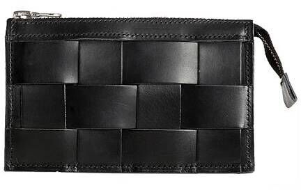 Schwarze Lederbrieftasche mit Zipper und gewebter Vorderseite, minimalistischem Design und silbernen Akzenten.