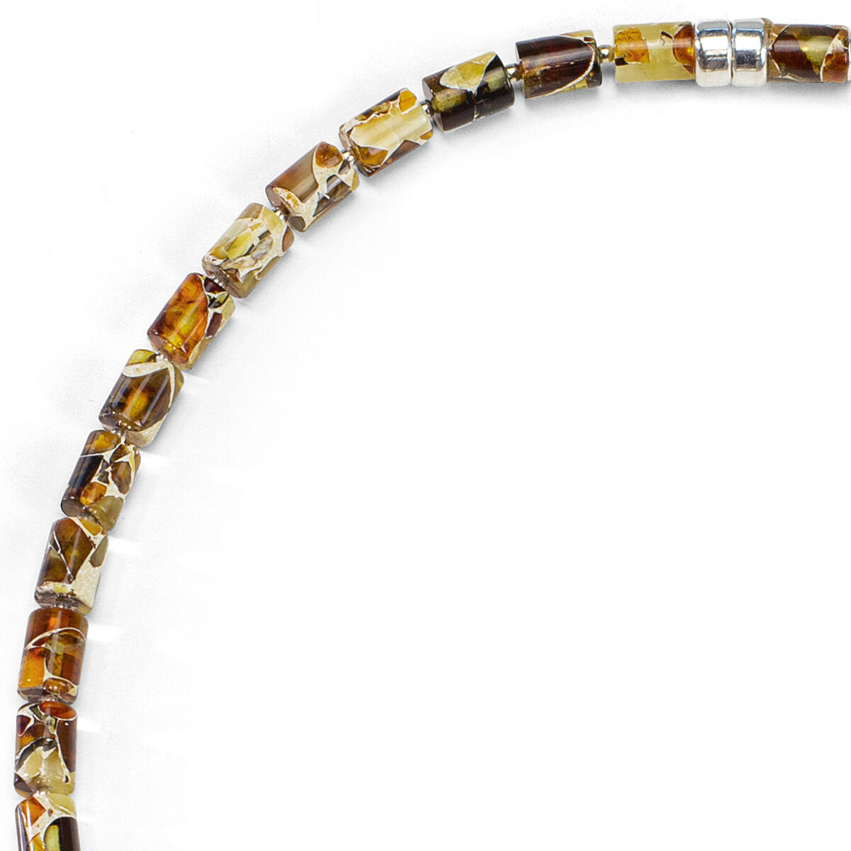 Detailaufnahme des Colliers aus dem Bernstein-Schmuckset "Jantara" der Marke Ars mundi. Die Kette besteht aus eckigen und facettierten Bernsteinen in verschiedenen Braun-, Gelb- und Honigtönen, ergänzt durch kleine silberfarbene Zwischenstücke. Hochwertig verarbeitet.