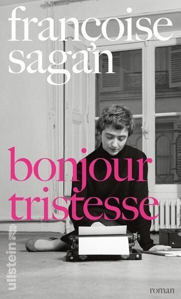 Das Bild zeigt das Buchcover 'Bonjour Tristesse' von Françoise Sagan. Der Hintergrund ist schwarz-weiß und zeigt eine Frau im Sitzen vor einer Schreibmaschine. Der Buchtitel ist in großer pinker Schrift geschrieben.