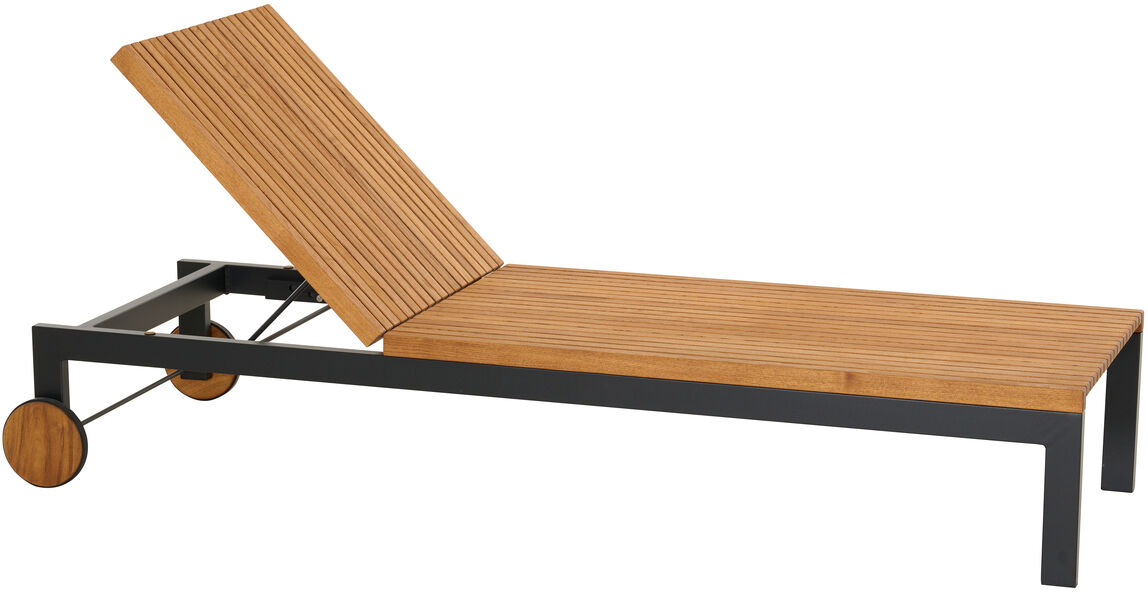 Die »Bozen« Rollliege besteht aus einem robusten Holzrahmen mit einer verstellbaren Rückenlehne. Sie hat schwarze Räder zum einfachen Bewegen und moderne schwarze Metallbeine.