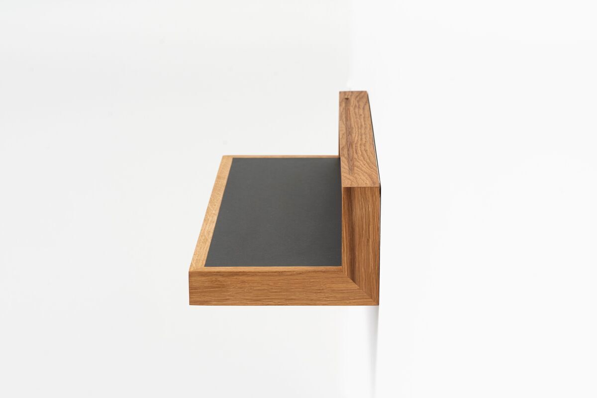 Wandmontiertes Ablagebord mit anthrazitfarbenem Regalboden und Holzrahmen