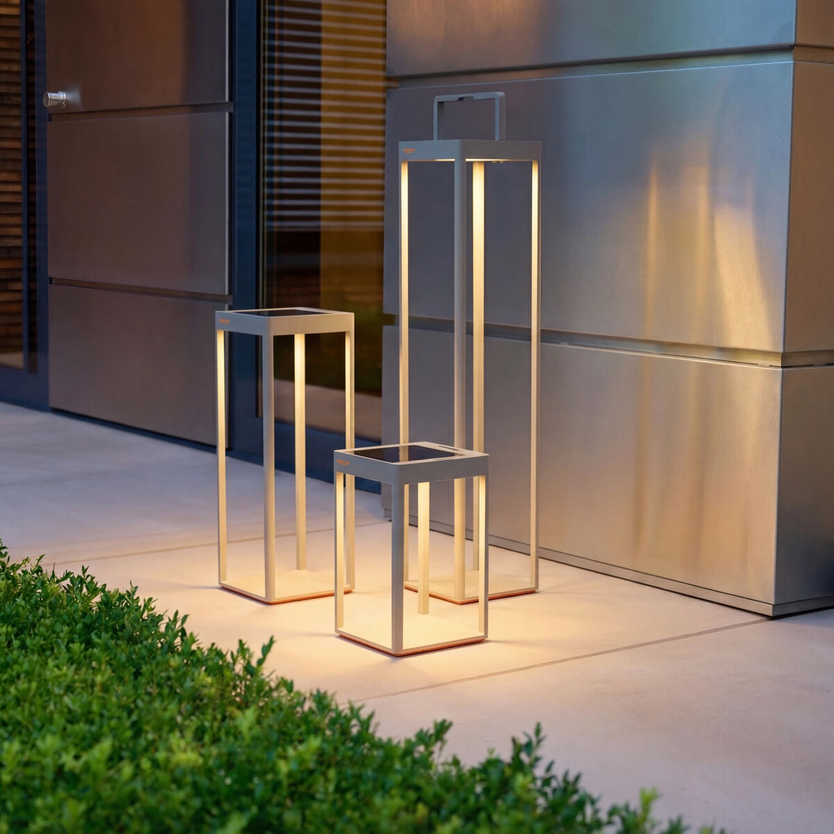 Die Solarlaterne »WEGA« von Sienagarden ist 50 cm hoch, besteht aus pulverbeschichtetem Aluminiumdruckguss in seidengrau-beige und sorgt mit warmweißem LED-Licht für eine regulierbare, elegante Außenbeleuchtung auf Terrasse oder Balkon. Modernes, geradliniges Design.