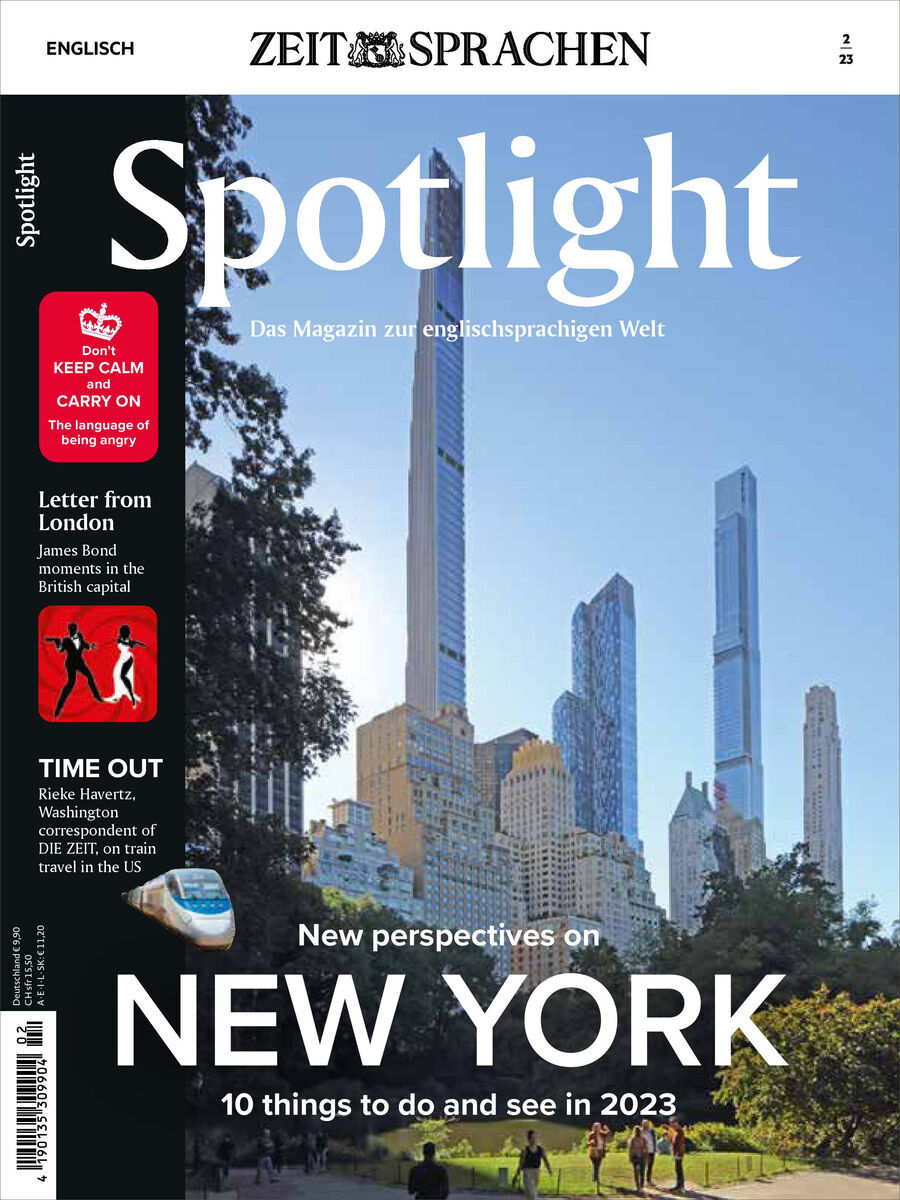 Titelbild des Spotlight Magazins 02/2023. Es zeigt eine Stadtansicht von New York mit Wolkenkratzern unter blauem Himmel und mehreren Menschen, die spazieren gehen. Überschriften in Weiß und Rot hervorgehoben auf dem Cover.