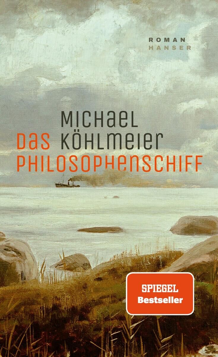 Buchcover von 'Das Philosophenschiff' von Michael Köhlmeier. Es zeigt eine Landschaft mit einem Fluss oder Meer, einem Schiff am Horizont und einer Graslandschaft im Vordergrund. Oben steht 'Roman Hanser', in der Mitte der Titel und der Autorenname in weiß und orange. Ein rotes 'Spiegel Bestseller'-Emblem ist unten rechts.