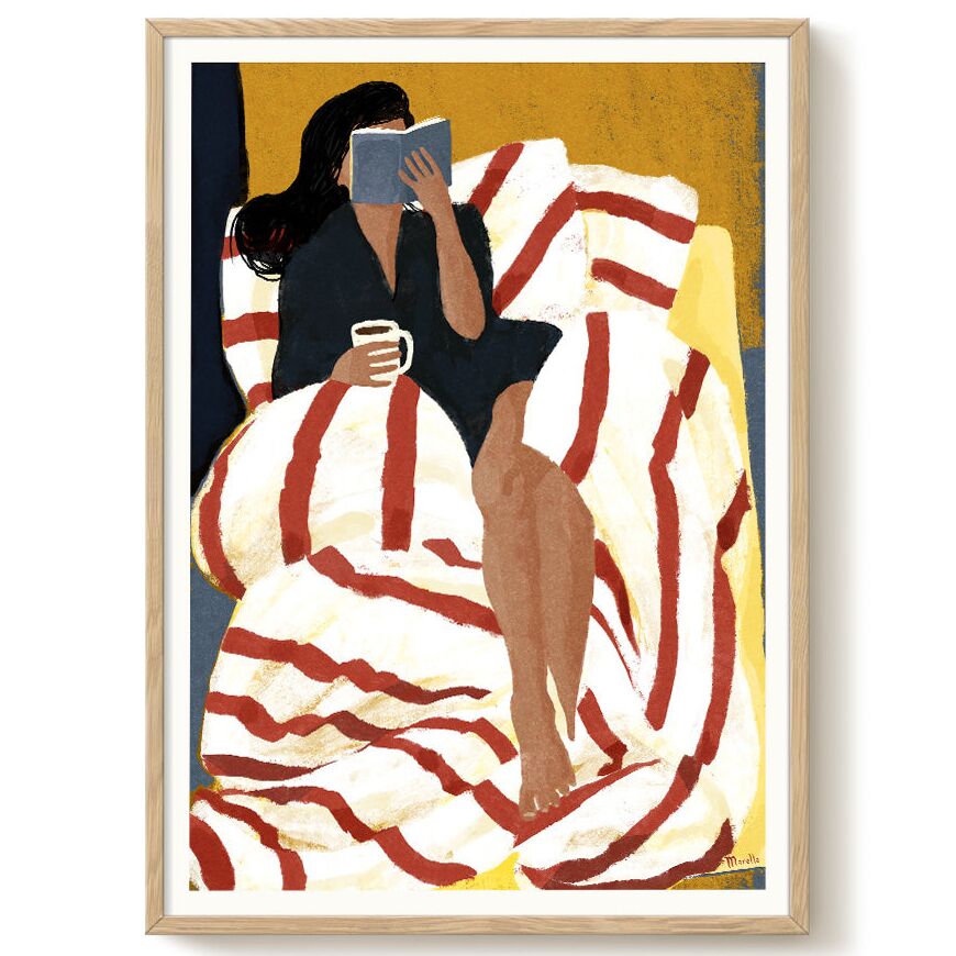 Illustration eines Posters von Marco Marella mit Rahmen: Eine Frau sitzt entspannt auf einem gelb-beigen Sofa, in eine rot-weiß gestreifte Decke gehüllt. Sie hält in einer Hand ein Buch, in der anderen eine Tasse Kaffee. Das Bild vermittelt eine gemütliche, ruhige Atmosphäre und eignet sich gut als Wohn- oder Schlafzimmerdekoration.