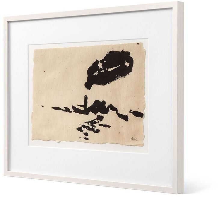 Dieses Kunstwerk mit dem Titel »Schlepper«, 1910, von Emil Nolde zeigt eine maritim inspirierte Szene mit einem Schlepper, dargestellt in einer skizzenhaften Schwarz-Weiß-Technik auf beigem Hintergrund, gerahmt in einem weißen Bilderrahmen.