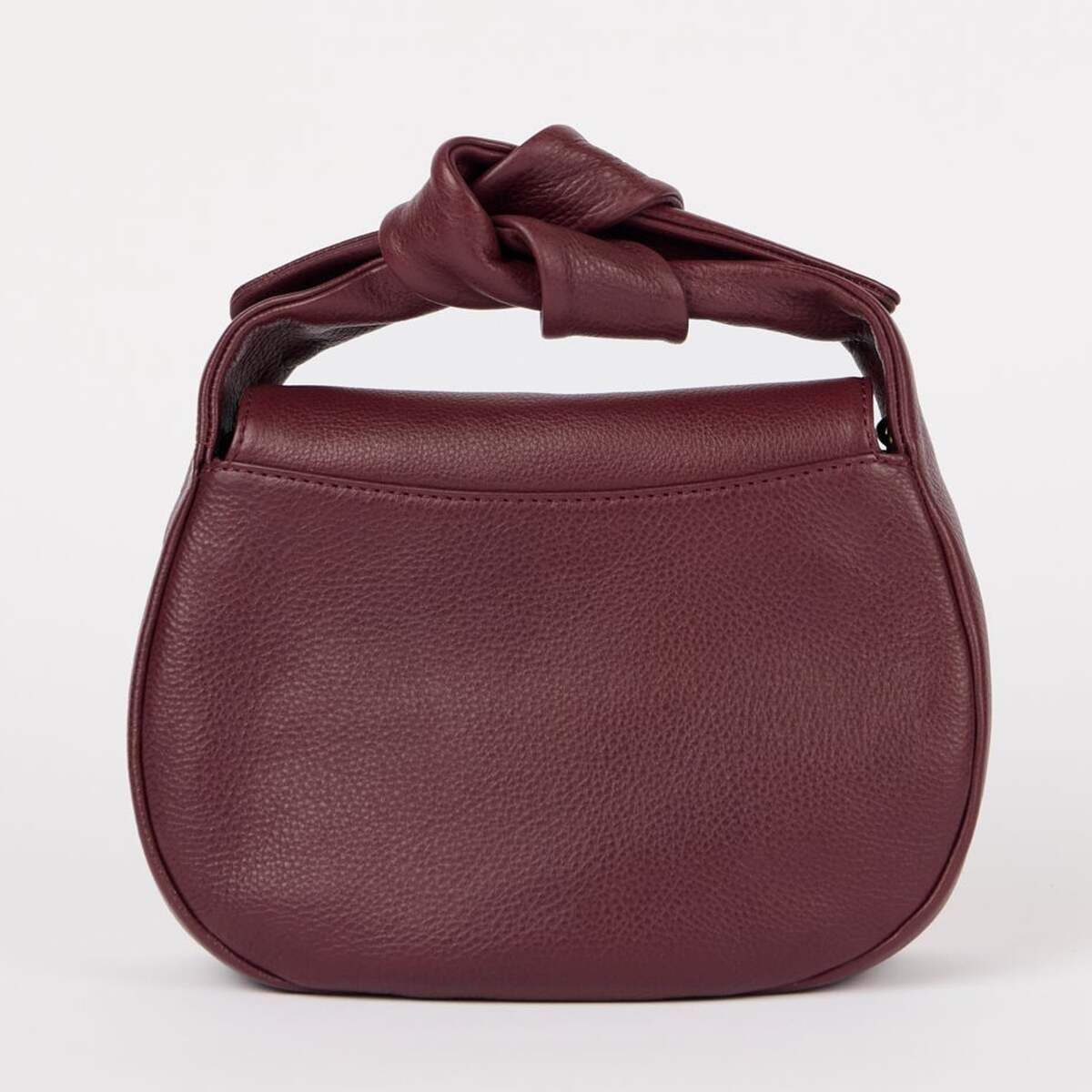 Bordeauxrote Crossbody-Tasche mit Knoten-Detail am Griff aus Lederoptik, vor hellgrauem Hintergrund zentral platziert.