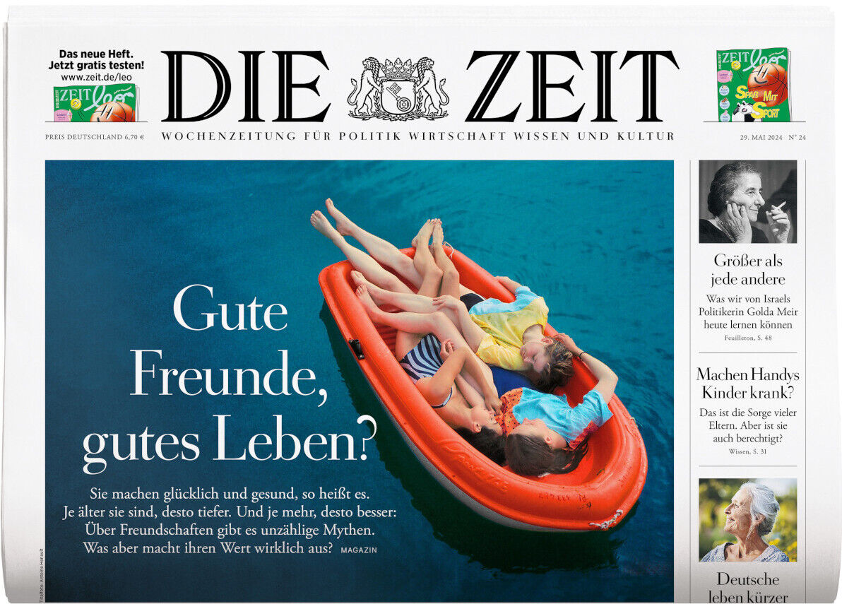 Titelblatt der Wochenzeitung DIE ZEIT 24/2024, zeigt eine bunte Wasseraufnahme von einer Gruppe von Freunden auf einem orangefarbenen Schlauchboot. Der Titel lautet 'Gute Freunde, gutes Leben?' Oben links sind Artikelüberschriften und Fotos. Die Farbpalette umfasst Weiß, Schwarz, Blau, Orange, Grün und Rot.