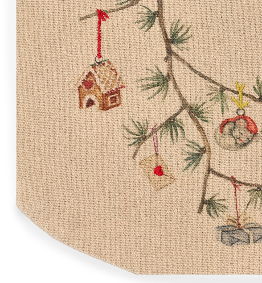 Ein Ausschnitt eines beigen Weihnachtsstrumpfs zeigt gestickte Motive wie ein kleines Lebkuchenhaus, einen Tannenzweig mit Anhängern in Form von Geschenken, einem Brief und einer Kugel. Der Strumpf vermittelt eine festliche und winterliche Stimmung und eignet sich zur Dekoration in der Adventszeit.
