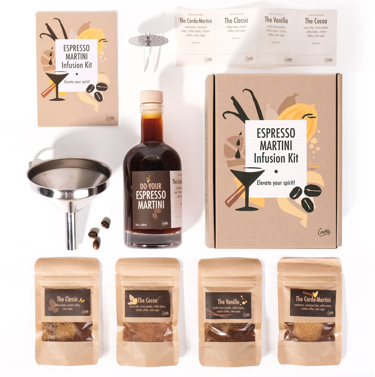 Ein Bild eines Espresso-Martini-Sets, bestehend aus einer Flasche Likör, einer Trichter, mehreren Zutatenpackungen und Infusionskarten. Auf weißem Hintergrund arrangiert, zeigt das Set alle Komponenten zur Herstellung eines köstlichen Espresso-Martinis.