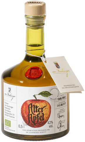 Flasche ZEIT-Sonderedition »Alter Apfel« Edelbrand mit einem beigefarbenen Korkverschluss, Etikett mit rotem Apfelmuster, grünen und goldenen Tönen.