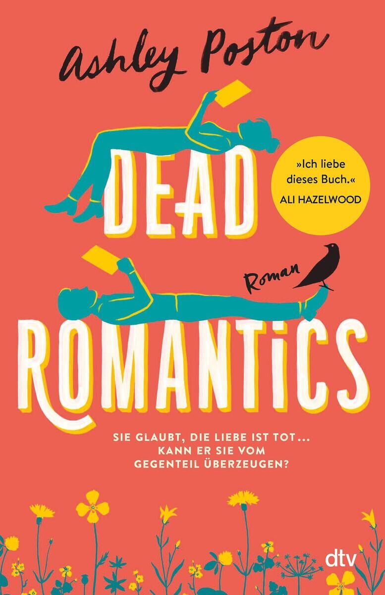 Buchcover des Romans 'Dead Romantics' von Ashley Poston. Das Cover zeigt zwei stilisierte, liegende Figuren, die sich gegenseitig ein Buch vorlesen. Der Hintergrund ist hellrot mit gelben und blauen Akzenten. Am unteren Rand blühen gelbe Blumen.