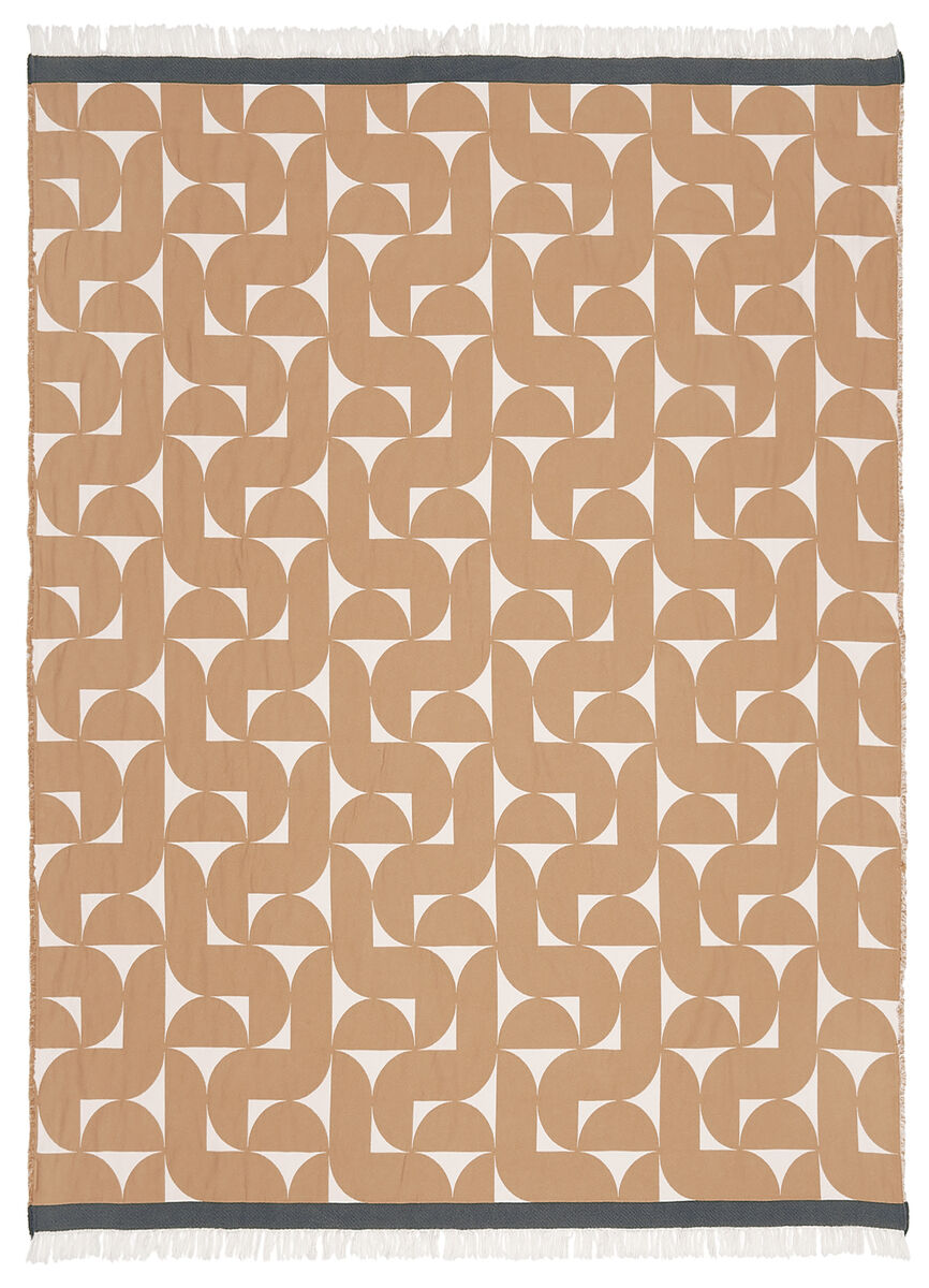Eine Baumwolldecke mit geometrischem Muster in Beige und Weiß, ideal für Wohn- und Schlafzimmerdekoration.