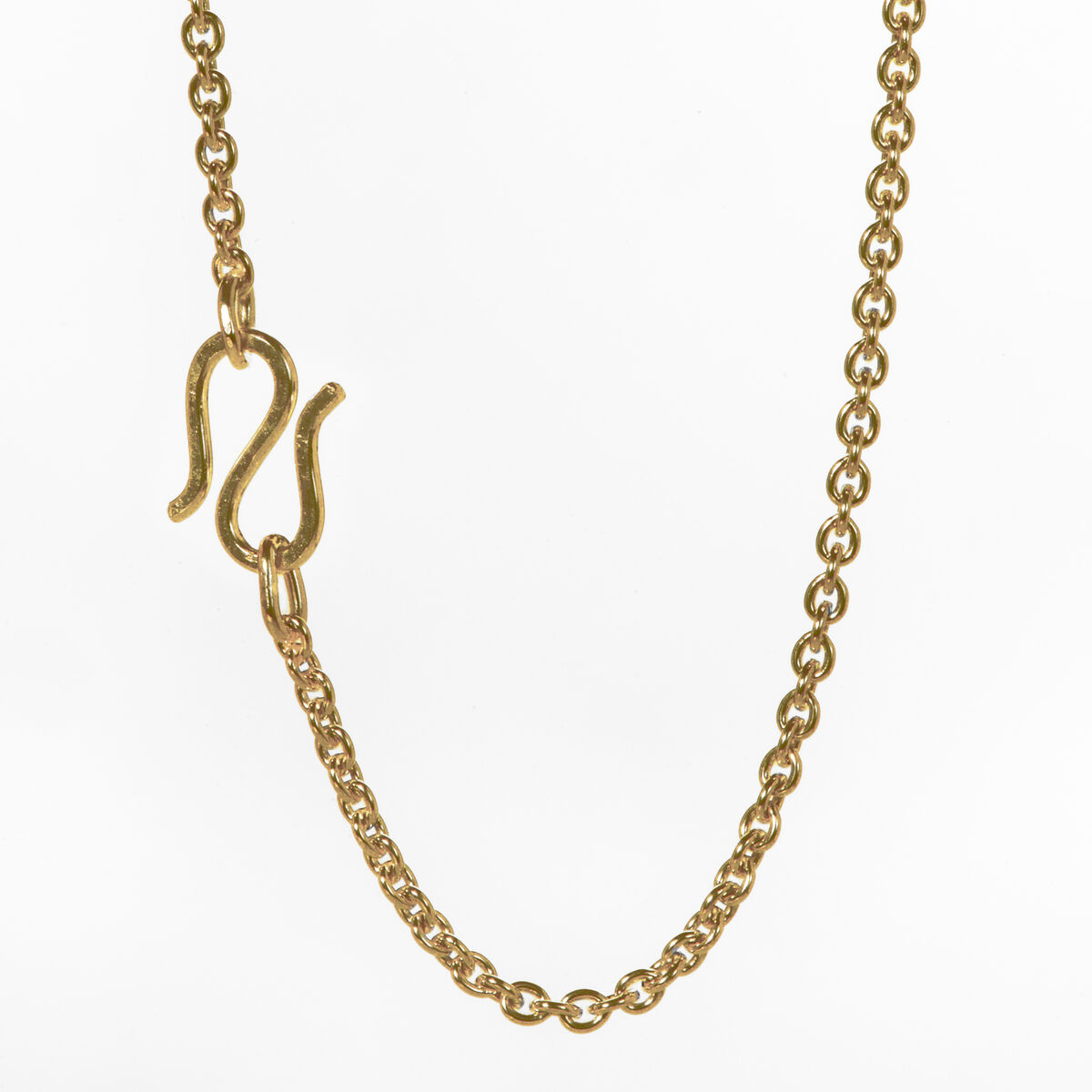 Feine, vergoldete Ankerkette aus Silber mit einem eleganten und minimalistischen Design. Die Kette hat einen klassischen Kettenverschluss und ist von zeitloser Eleganz, passend für verschiedene Anlässe.