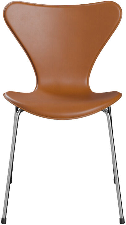 Der Stuhl »Series 7™ Tailored« von Fritz Hansen ist zentral vor weißem Hintergrund platziert. Die Sitzschale ist geschwungen und besteht aus glattem, braunem Material, das einen warmen Ton ausstrahlt. Die vier schlanken Stuhlbeine aus silbernem Metall unterstreichen das minimalistische und moderne Design.