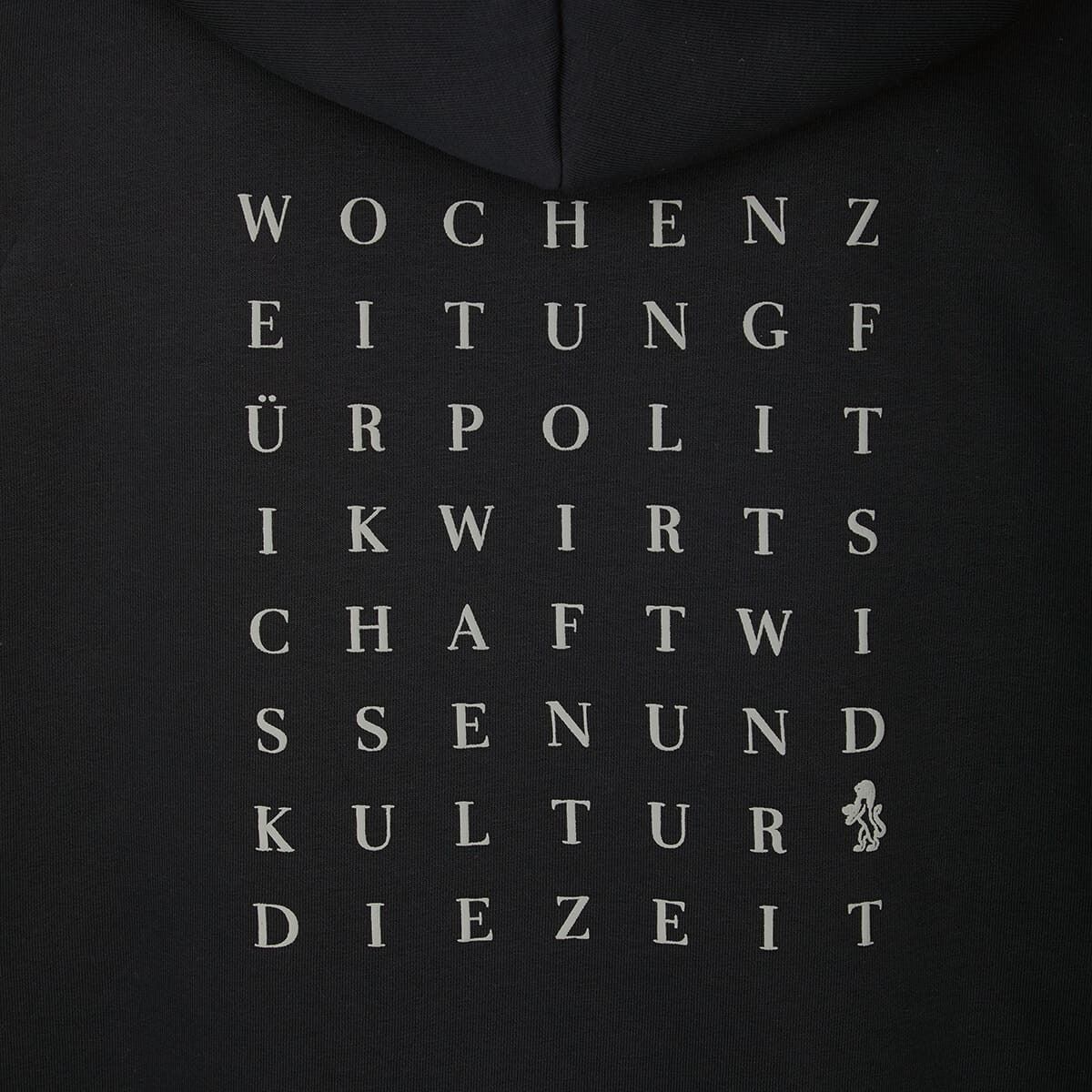 Schwarzer Hoodie mit weißem Backprint, auf dem die Buchstaben 'WOCHENZ EITUNG F ÜRPOLIT IKWIRTS CHAFTWISS ENUND KULTUR DIE ZEIT' stehen.