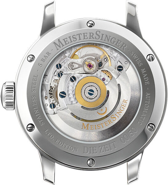 Rückseite der ZEIT-Sonderedition »Perigraph« Uhr von Meistersinger mit sichtbarem Uhrwerk und graviertem Edelstahlgehäuse.