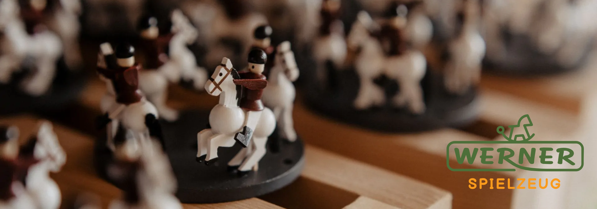 Mehrere Spielfiguren von Reitern auf weißen Pferden