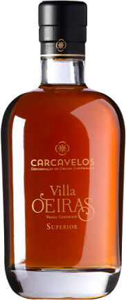 Eine Flasche Carcavelos Villa Oeiras Superior Wein, Teil eines Wein- und Feinkost-Pakets aus Portugal, mit brauner Flüssigkeit, goldener Schrift und schwarzem Verschluss.