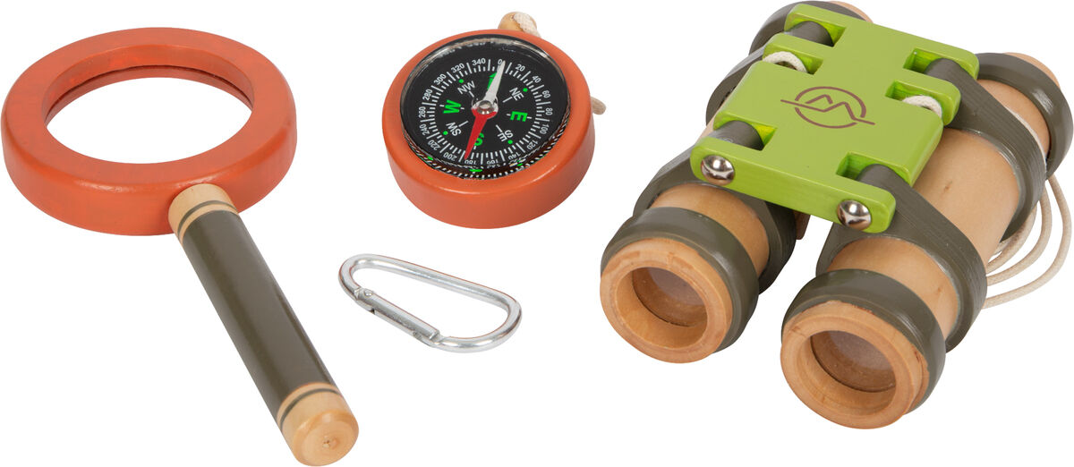 Das Bild zeigt ein Entdeckerrucksack-Set »Discover«, bestehend aus einem Fernglas mit grünem Halter, einer orangefarbenen Lupe, einem orangefarbenen Kompass und einem silbernen Karabiner. Das Set ist ideal für Kinder zur Naturerkundung.