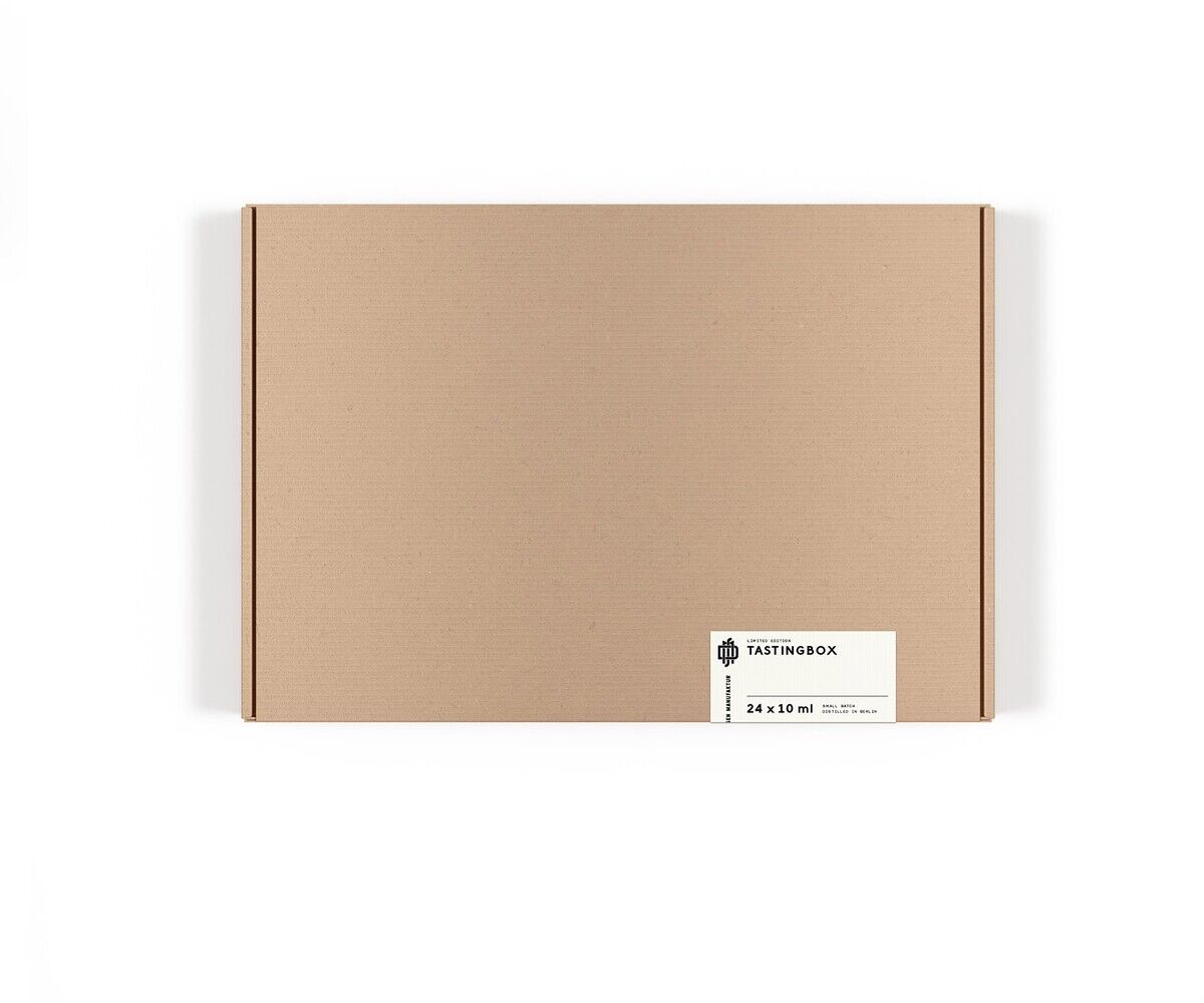 Eine beige Tastingbox mit Spirituosen-Spezialitäten, die in einer rechteckigen Verpackung geliefert wird und auf einer weißen Fläche präsentiert ist.