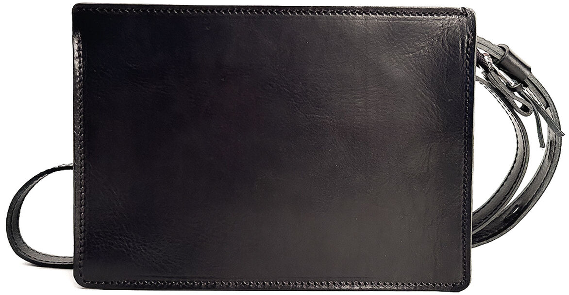 Schlichtes, rechteckiges Umhängetasche aus schwarzem Kernleder mit verstellbarem Schulterriemen, modern und minimalistisch gestaltet, vor weißem Hintergrund fotografiert.